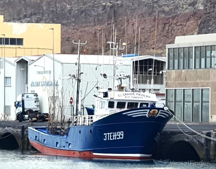 El atunero El Grande Primero, de casco azul oscuro y quilla roja, amarrado al muelle